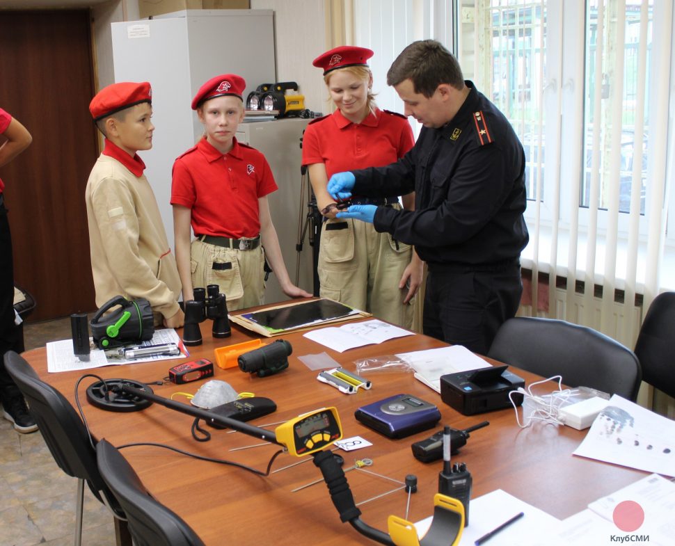 В Мурманской области военные следователи Следственного комитета Российской Федерации агитировали юнармейцев выбирать профессию следователя
